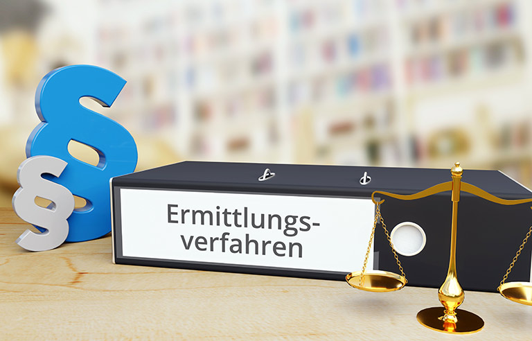 Ermittlungsverfahren – Anwalt. Ordner auf Schreibtisch