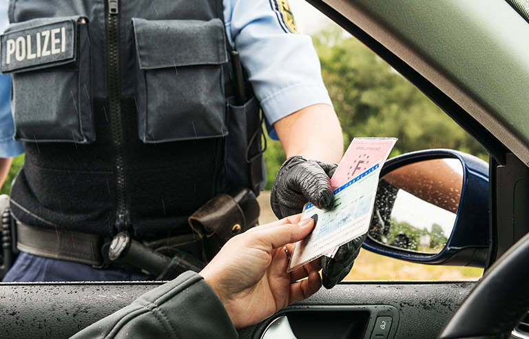 Polizei bei einer Verkehrskontrolle