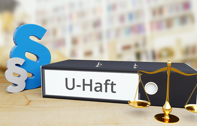 U Haft – Recht/Gesetz. Ordner auf Schreibtisch