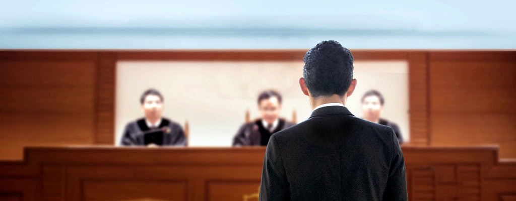 Rückseite des Staatsanwalts im Gespräch mit dem Richter im Gericht