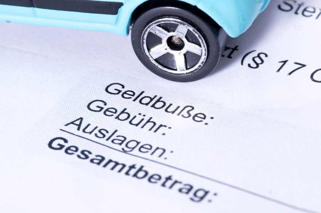 Ein Bußgeldbescheid und ein Auto