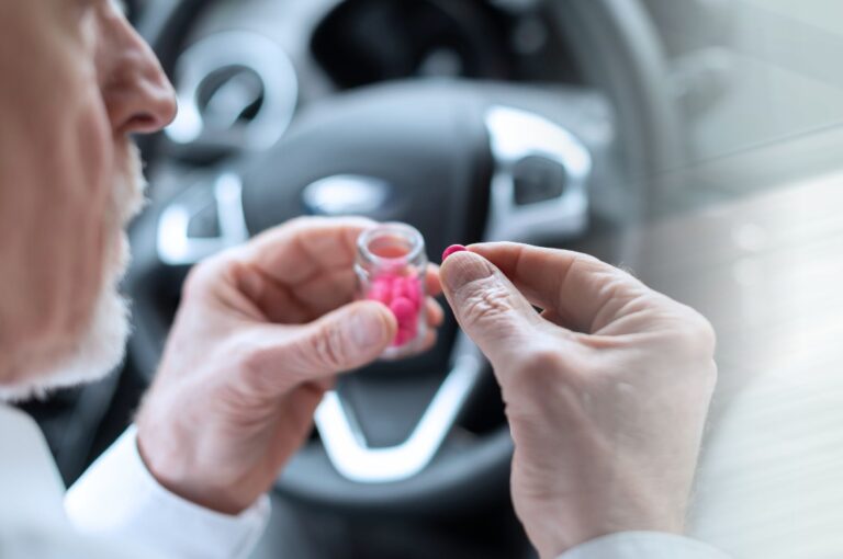 Mann, der vor der Fahrt Tabletten einnimmt; Panoramabanner