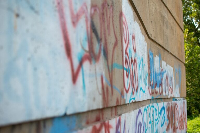 Vandalismus durch Graffiti an der Wand